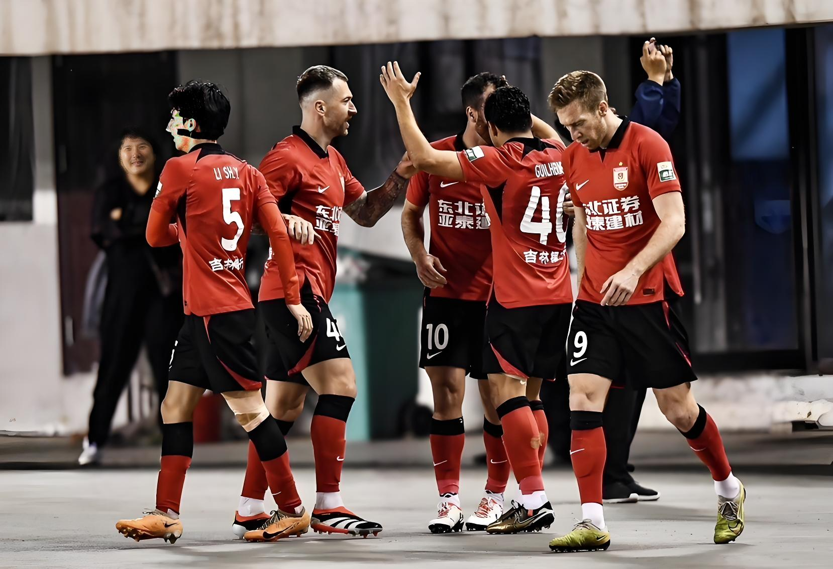 开云官网-长春亚泰与河南建业在赛场上争分夺秒，彰显实力